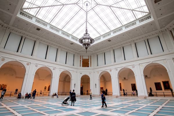 Brooklyn Museum welches beinhaltet Geschichtliches und Innenansichten sowie kleine Menschengruppe