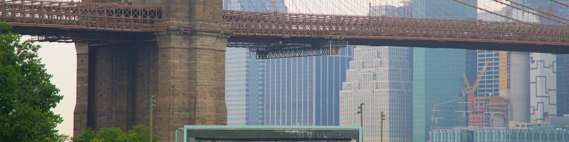Jane’s Carousel que incluye un río o arroyo, una ciudad y elementos del patrimonio