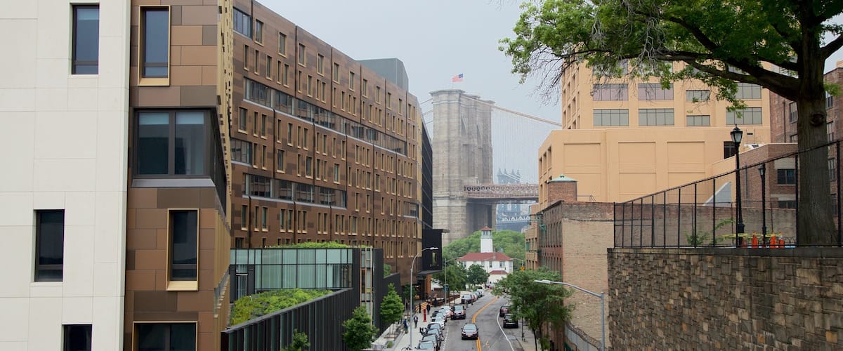 Centre de Brooklyn montrant ville et pont