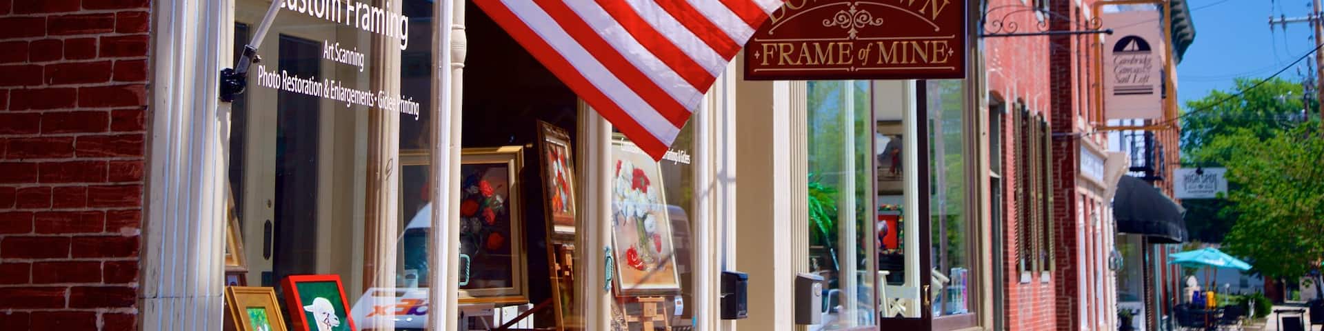 Downtown Cambridge showing a small town or village