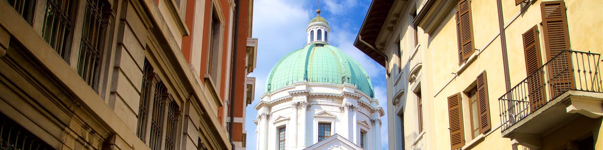 Piazza del Duomo featuring heritage elements