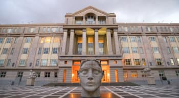 Downtown Newark showing heritage architecture, a square or plaza and outdoor art