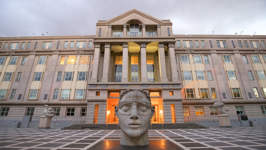 Downtown Newark showing heritage architecture, a square or plaza and outdoor art