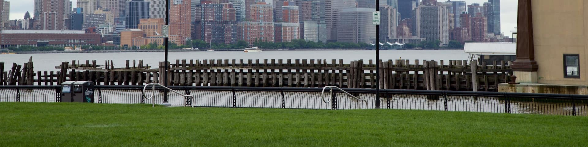 Parque Pier A mostrando un río o arroyo, una ciudad y un jardín
