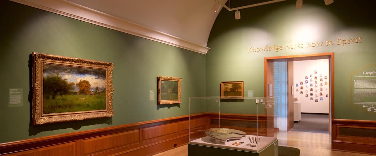 Museo de Arte de Montclair ofreciendo arte y vistas interiores