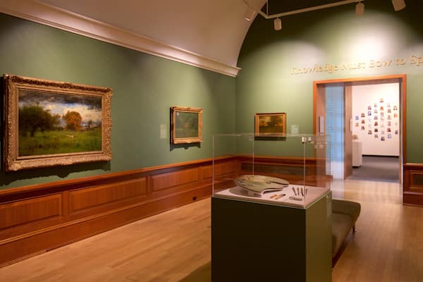 Montclair Art Museum montrant art et vues intérieures