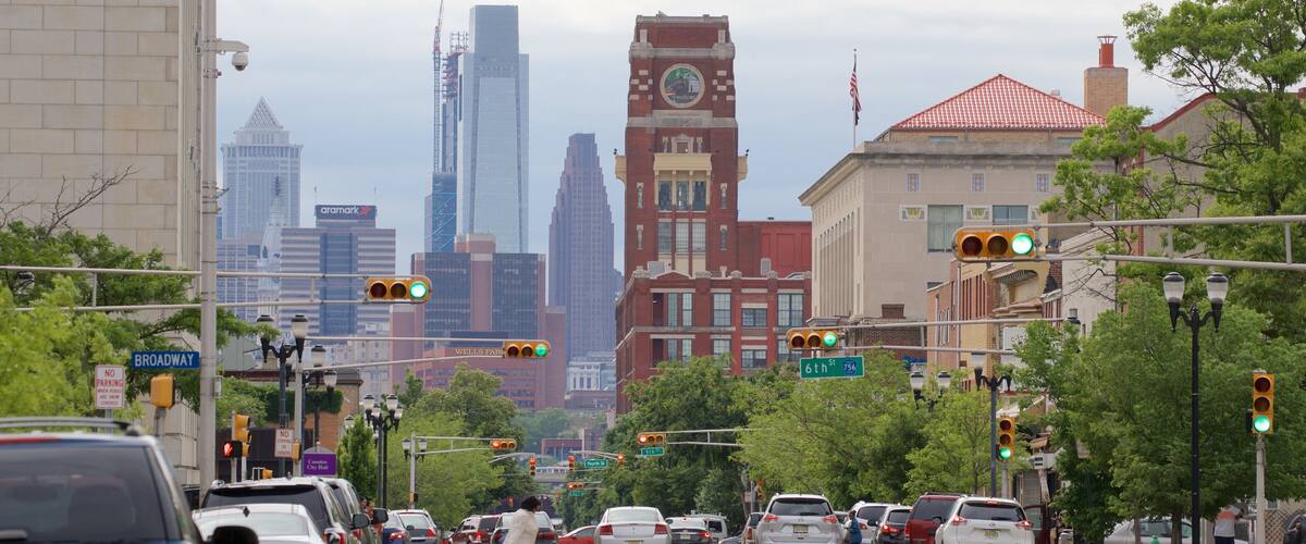 Camden ofreciendo un edificio de gran altura y una ciudad