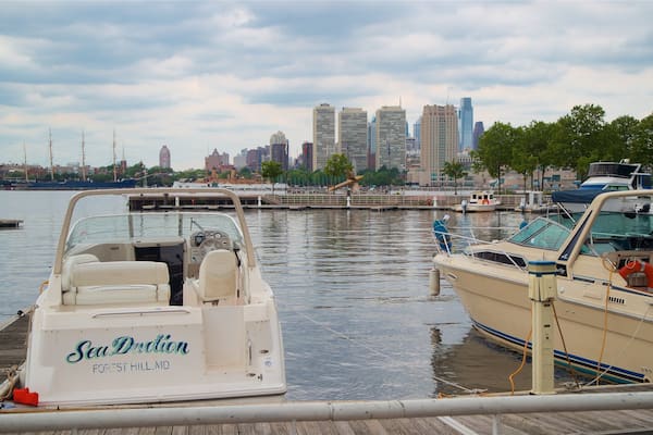 Parc et port de plaisance Wiggins mettant en vedette ville et baie ou port