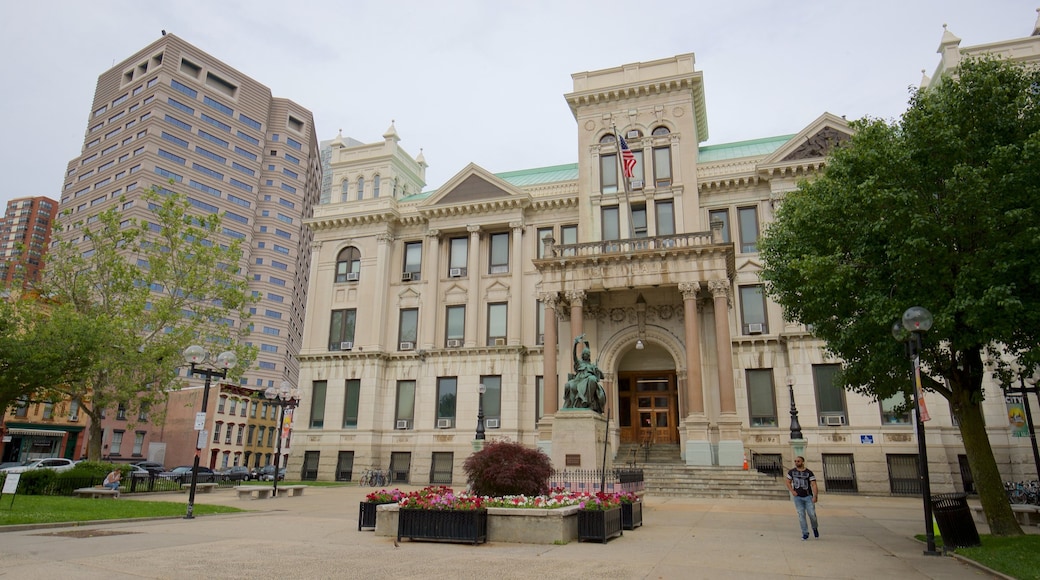 Ayuntamiento de Jersey City ofreciendo flores, arquitectura patrimonial y una ciudad