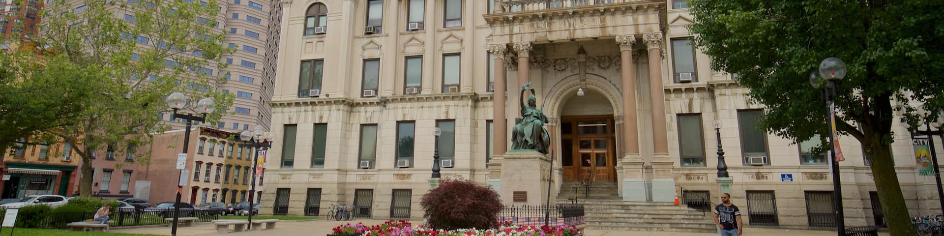 Ayuntamiento de Jersey City mostrando una ciudad, un jardín y flores