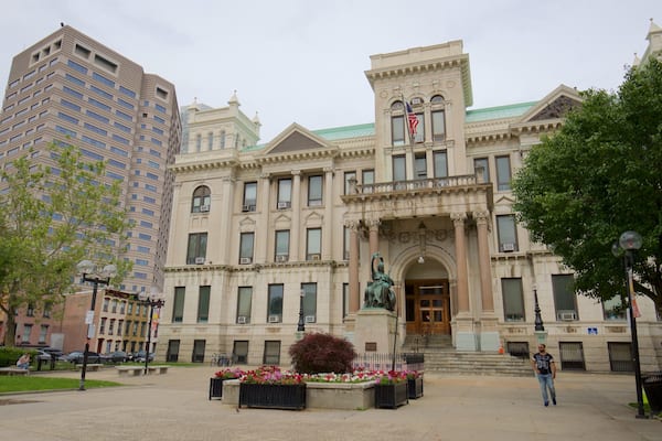 Rathaus von Jersey City welches beinhaltet Blumen, historische Architektur und Stadt