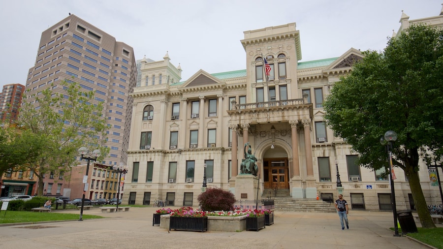 Municipio di Jersey City mostrando fiori, architettura d\'epoca e giardino