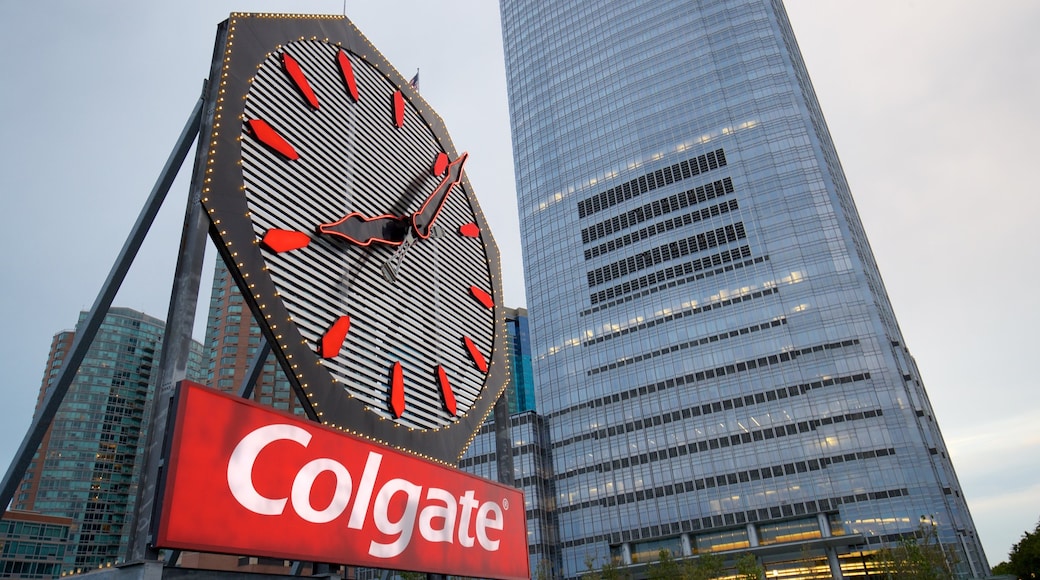 Reloj Colgate que incluye un rascacielos, señalización y una ciudad