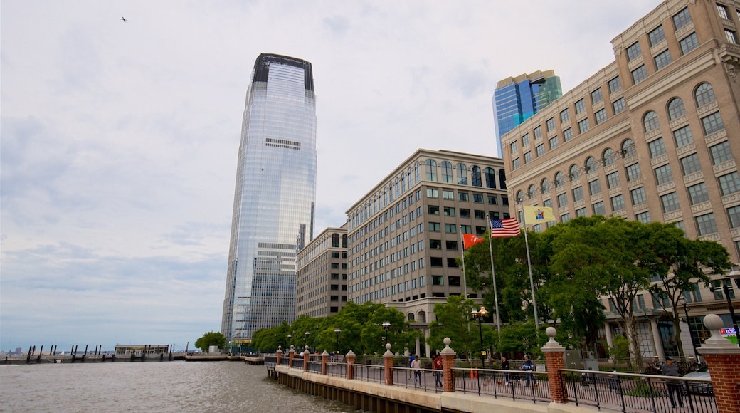 Goldman Sachs Tower mit einem Bucht oder Hafen, Stadt und Hochhaus