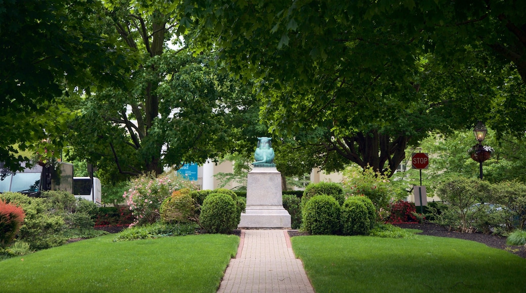 Palmer Square montrant art en plein air et jardin
