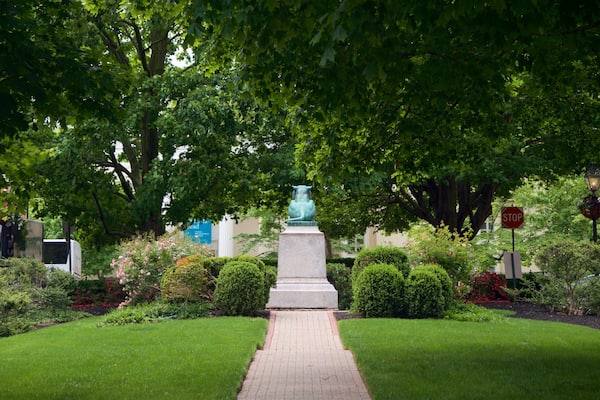 Palmer Square mit einem Outdoor-Kunst und Park