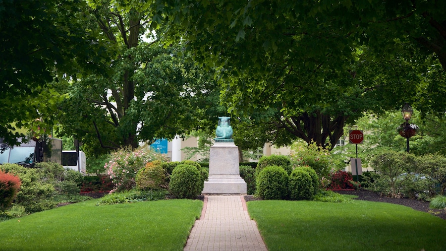Palmer Square showing a garden and outdoor art