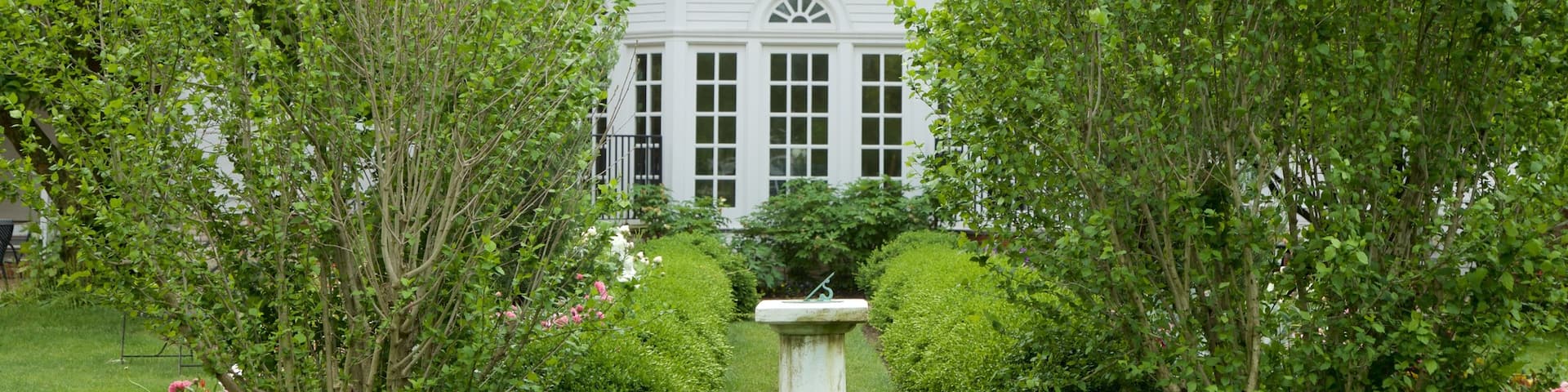 Morven mostrando una casa, un parque y flores