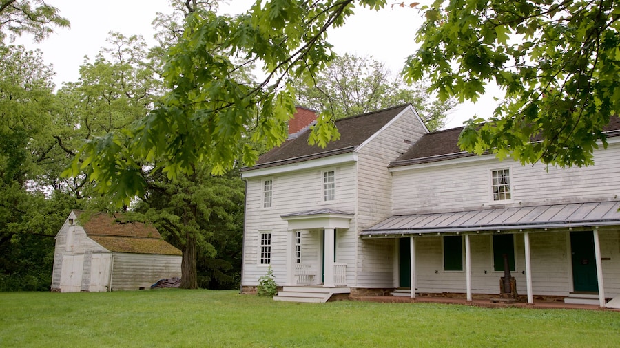 Parque estatal Princeton Battlefield que incluye elementos patrimoniales y una casa