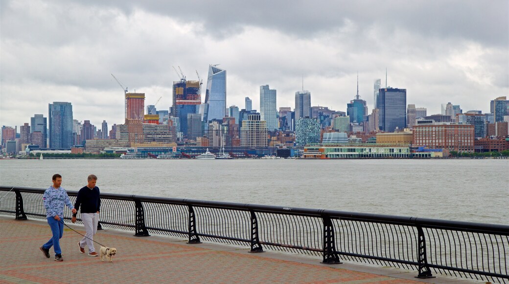 Parque Pier A que incluye una bahía o un puerto, vistas panorámicas y senderismo o caminatas