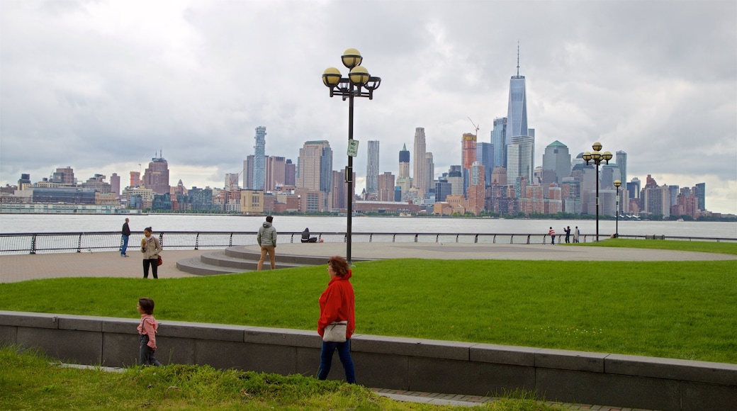 Parque Pier A mostrando una ciudad, un río o arroyo y un edificio alto