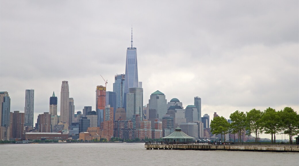 Parque Pier A ofreciendo un edificio alto, una bahía o un puerto y una ciudad