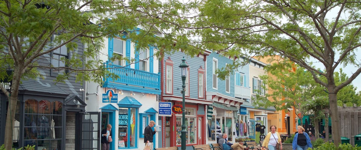 Washington Street Mall showing a small town or village and street scenes