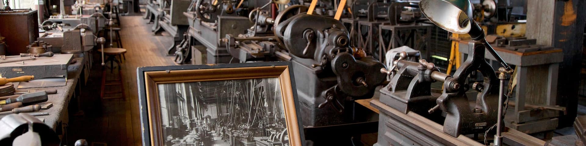 Sitio Histórico Nacional Thomas Edison ofreciendo vistas interiores, elementos del patrimonio y arte