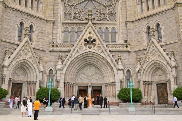 Cathédrale du Sacré-Cœur montrant scènes de rue, patrimoine architectural et église ou cathédrale