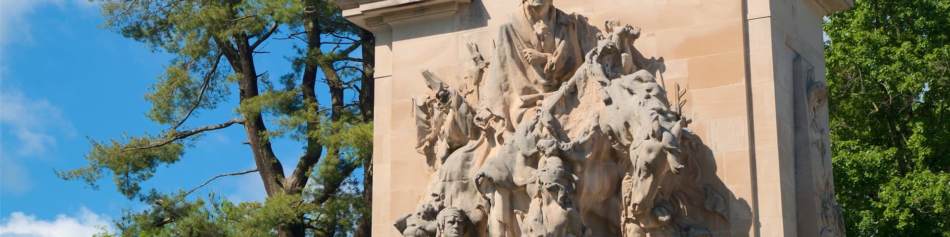 Princeton Battle Monument mostrando elementos del patrimonio y una estatua o escultura