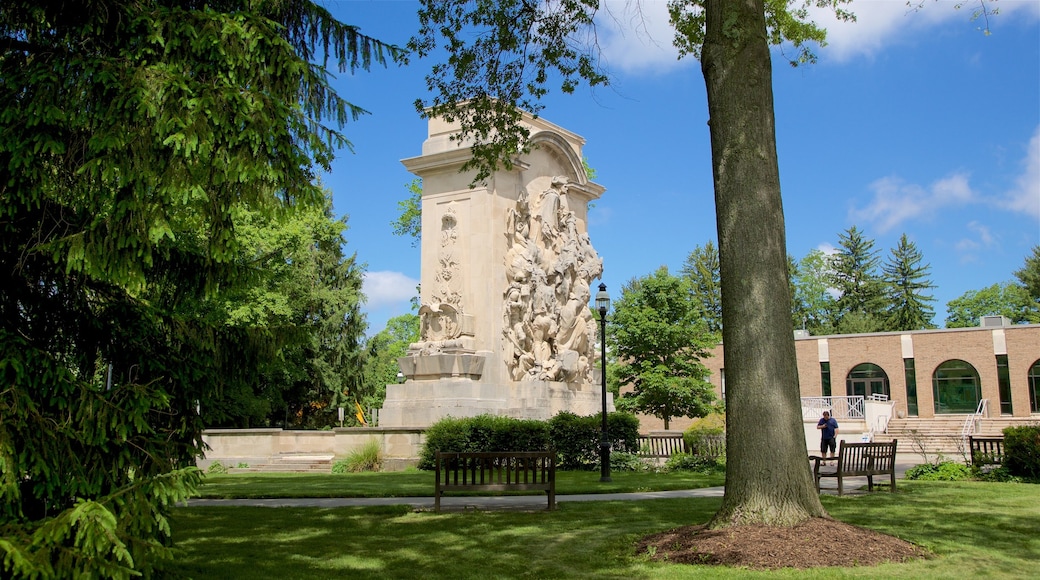 Princeton Battle Monument mettant en vedette statue ou sculpture, patrimoine historique et jardin