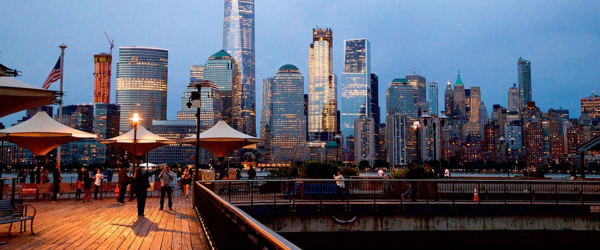 Jersey City que incluye un rascacielos, una ciudad y escenas nocturnas