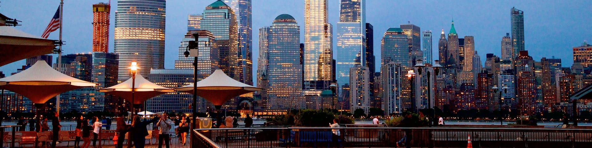 Jersey City que incluye un rascacielos, una ciudad y escenas nocturnas