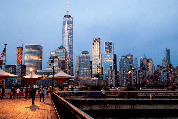 Jersey City mit einem Stadt, Wolkenkratzer und bei Nacht