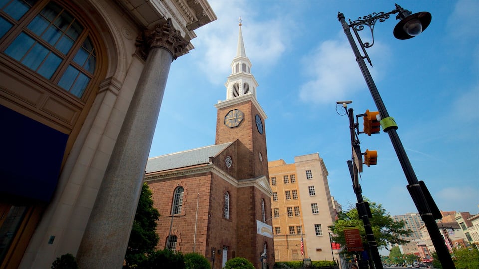 Newark ofreciendo una ciudad, elementos patrimoniales y una iglesia o catedral