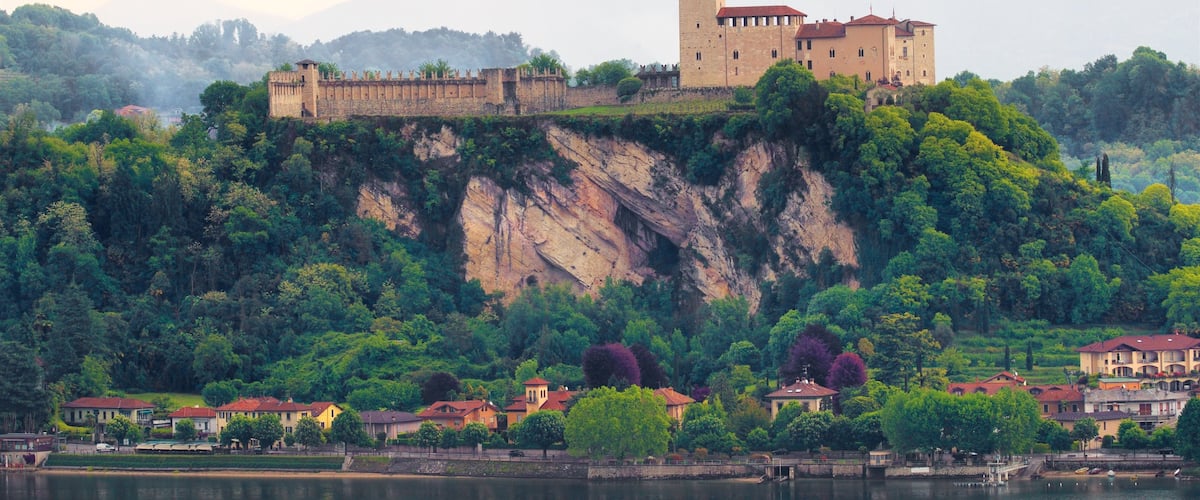 Angera qui includes petite ville ou village et riviĂšre ou ruisseau