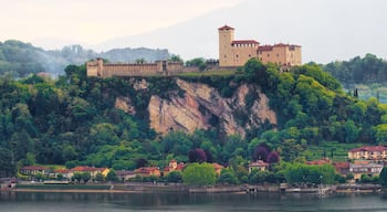 Angera mostrando piccola città o villaggio e fiume o ruscello