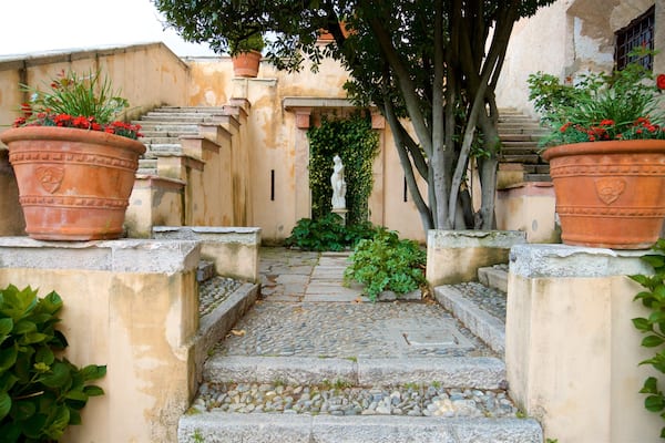 Rocca di Angera showing flowers and a garden