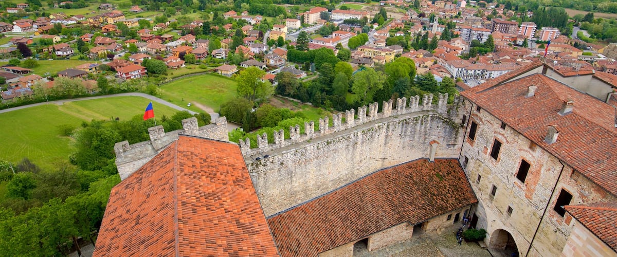 Rocca di Angera que incluye una pequeña ciudad o pueblo, elementos del patrimonio y vistas de paisajes