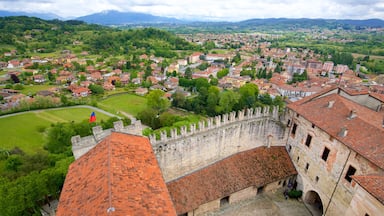 Rocca di Angera ofreciendo elementos patrimoniales, una pequeña ciudad o aldea y vista panorámica