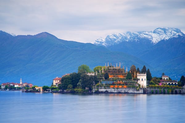 Lago Maggiore welches beinhaltet Kleinstadt oder Dorf, Berge und See oder Wasserstelle