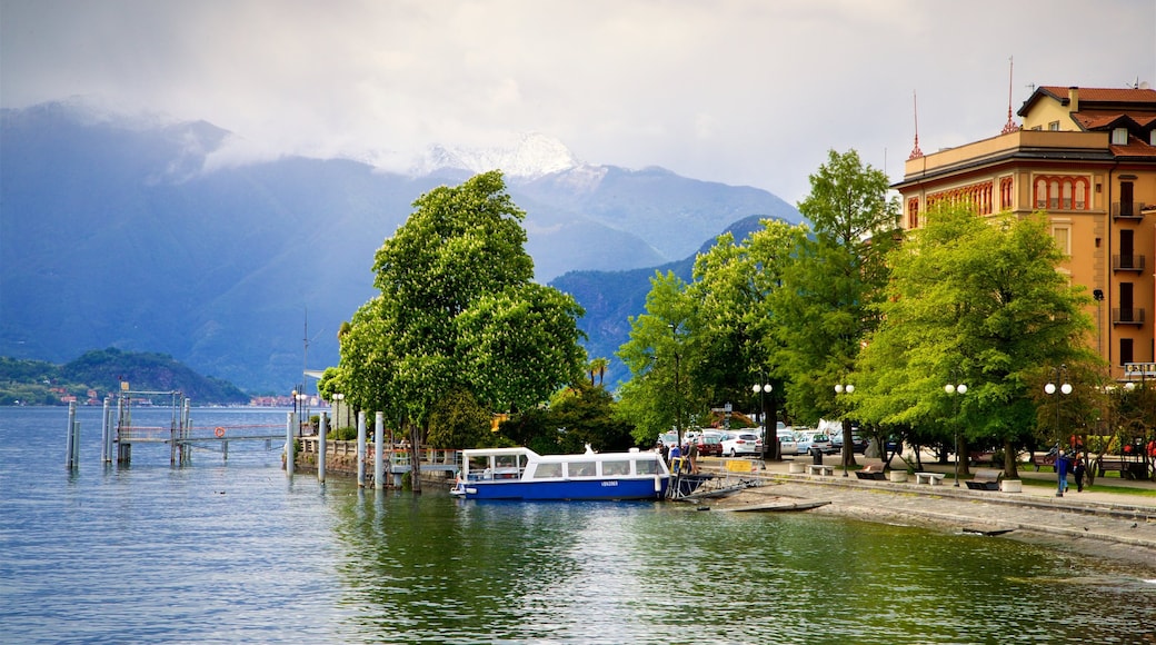Verbania que incluye una bahía o un puerto