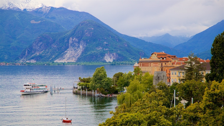 Villa Giulia que incluye montañas, un lago o espejo de agua y una pequeña ciudad o aldea