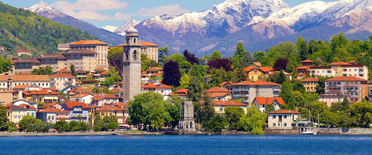 Verbania ofreciendo una pequeña ciudad o pueblo, montañas y un lago o abrevadero