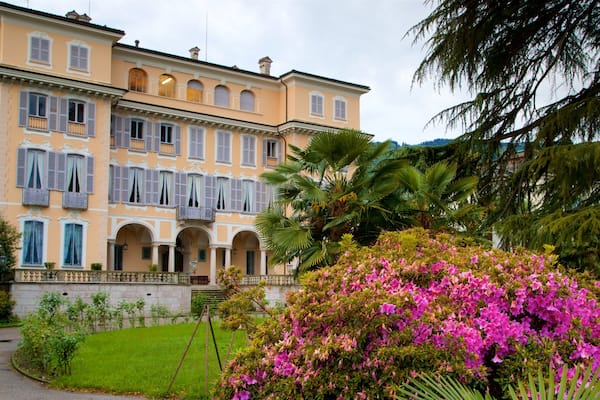 Villa Ducale das einen Garten und Wildblumen