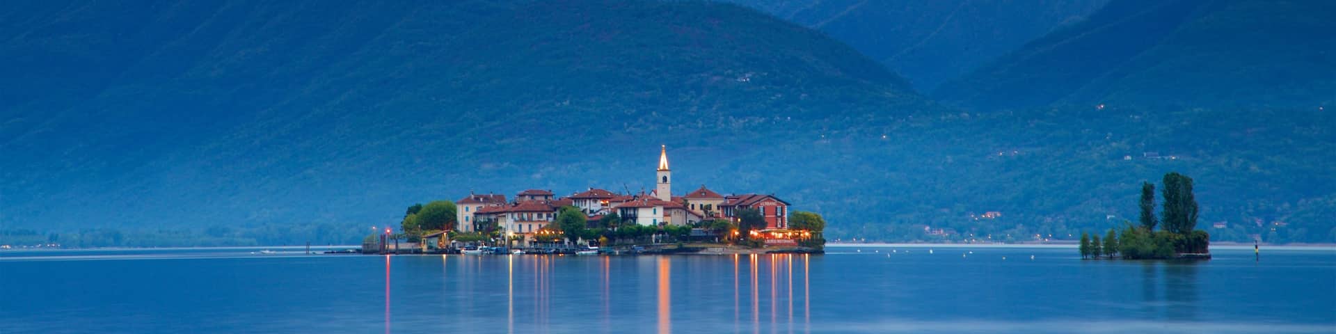 Isola dei Pescatori mettant en vedette montagnes, lac ou étang et petite ville ou village