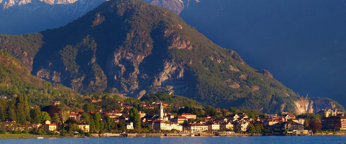 Baveno mostrando una pequeña ciudad o pueblo, una puesta de sol y un lago o abrevadero