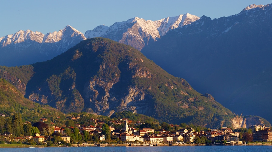 Baveno toont een meer of poel, een klein stadje of dorpje en bergen