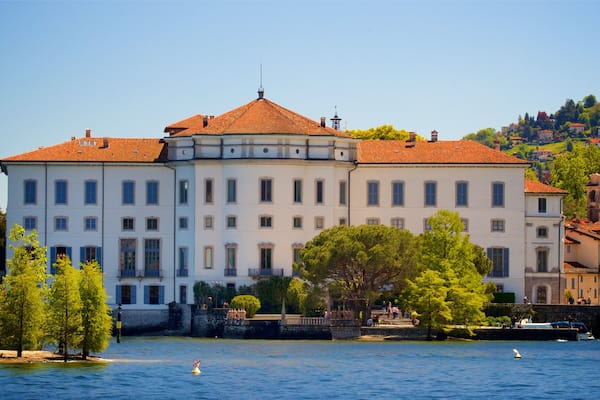 Palazzo Borromeo mit einem Fluss oder Bach, Kleinstadt oder Dorf und Geschichtliches