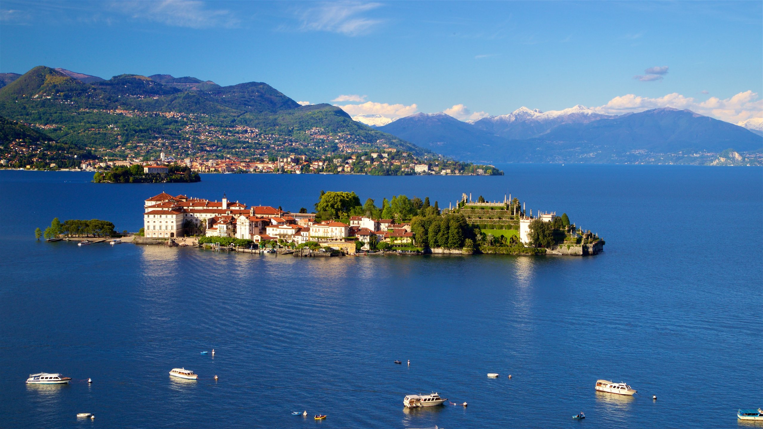 Funivia Stresa-Alpino-Mottarone mostrando una bahía o puerto, una pequeña ciudad o pueblo y un lago o abrevadero